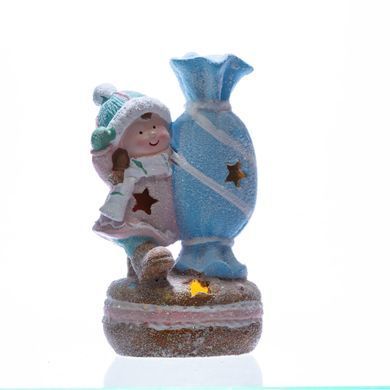 Новогодняя декоративная фигурка с подсветкой 12&times;9&times;20.5 см Новогодний декор Ребёнок с конфетой из фарфора CR-6-12