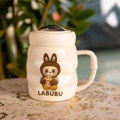 Чашка порцелянова з кришкою Labubu 400 (мл) подарункова кружка прикольна чашка для дітей на подарунок Білий з темно-коричневим, Білий