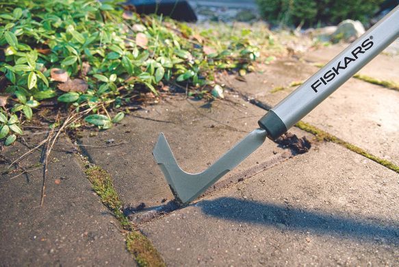 Тяпка Fiskars для уборки травы между плиткой и брусчаткой облегчённая (1019604)