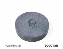 Камінь для заточки сокир круглий PUCK (BBW) 70х70х16 мм, 3000 Grit, гранатовий сланець (711AC)